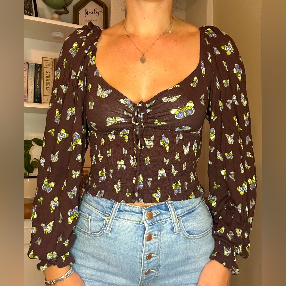 Long sleeve blue butterfly print crop top